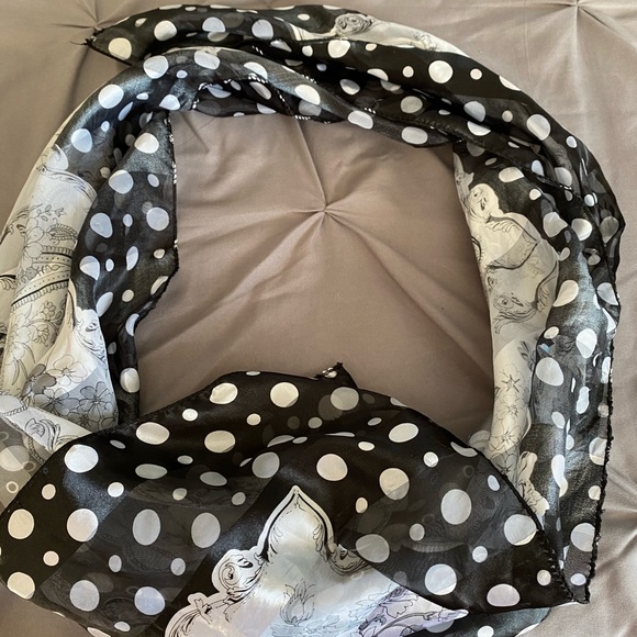 Black and white with polkadots in Paisley scarf - Picture 1 of 5